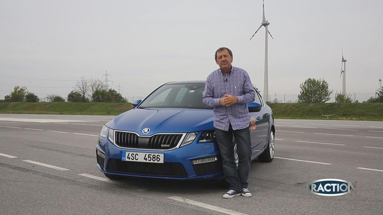 O Κώστας Στεφανής κρατά ψηλά την σημαία