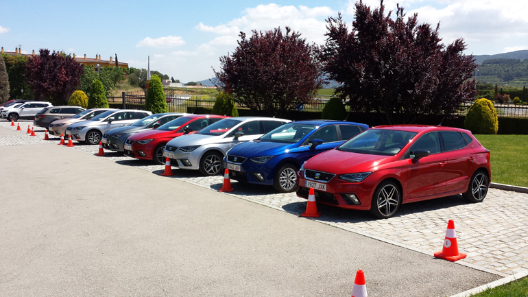 Τα Ibiza παρατεταγμένα περιμένουν τους οδηγούς...