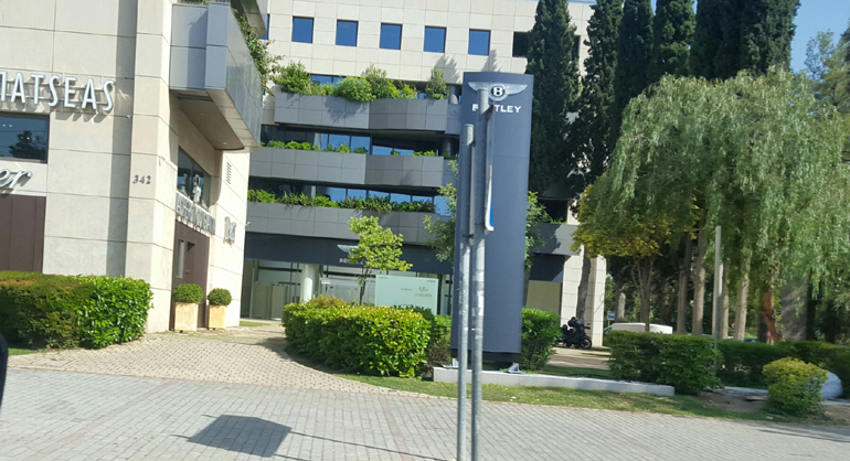 Ήδη έχουν τοποθετηθεί και πινακίδες...