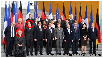 Ο Σόιμπλε σε οικογενειακή φωτογραφία με τον τότε υπουργό Οικονομικών Μακρόν