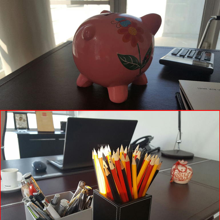 Επειδή με έχετε ρωτήσει πριν από εβδομάδες τι σημαίνει το γουρουνάκι, θα προσθέσω ακόμα μία φωτογραφία (από το ίδιο γραφείο). Άρα, σε ελεύθερη μετάφραση το γουρουνάκι σημαίνει: προσέχω για να έχω και τα μολύβια: γράφουμε για να μην ξεχνάμε...