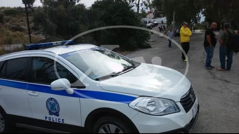 Περιπολικά φτάνουν στο σημείο 