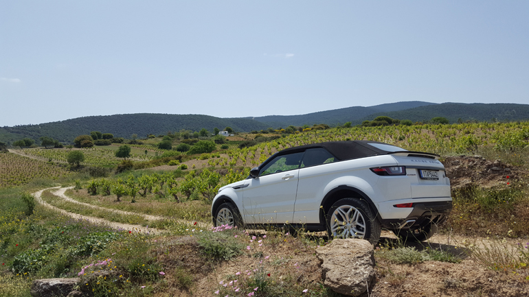 Kαι επειδή μιλάμε για Range Rover και μία βόλτα εκτός δρόμου είναι ιδανική. Να σημειώσουμε επίσης πως με το Evoque convertible μπορείς να περάσει από ποτάμι με νερό που φτάνει σε ύψος τα 50 εκατοστά...