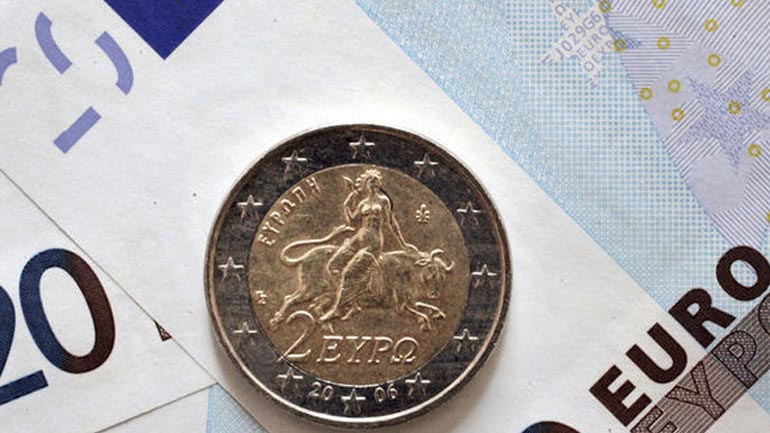 Υποχωρεί το ευρώ