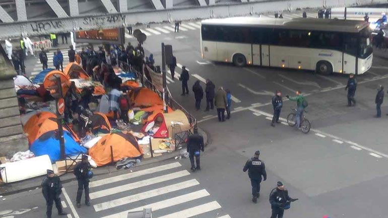 Γαλλία: Απομάκρυνση περίπου 1.000 προσφύγων από αυτοσχέδιο καταυλισμό στο Παρίσι