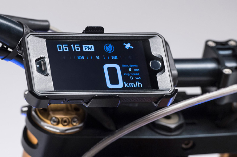 Εννοείται πως το κινητό συνδέεται με την μοτοσυκλέτα!