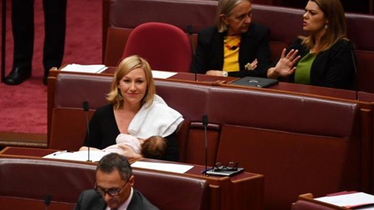 Αυστραλία: Γυναίκα γερουσιαστής θήλασε το μωρό της στο κοινοβούλιο