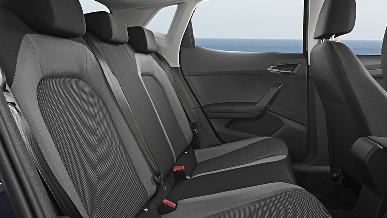 Δύο επιβάτες ,με ύψος 1.85μ. χωράνε άνετα στα πίσω καθίσματα