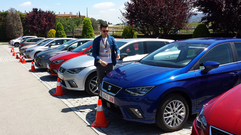 Ο υπογράφων ανάμεσα στα νέα Ibiza, όλων των χρωμάτων στη Βαρκελώνη