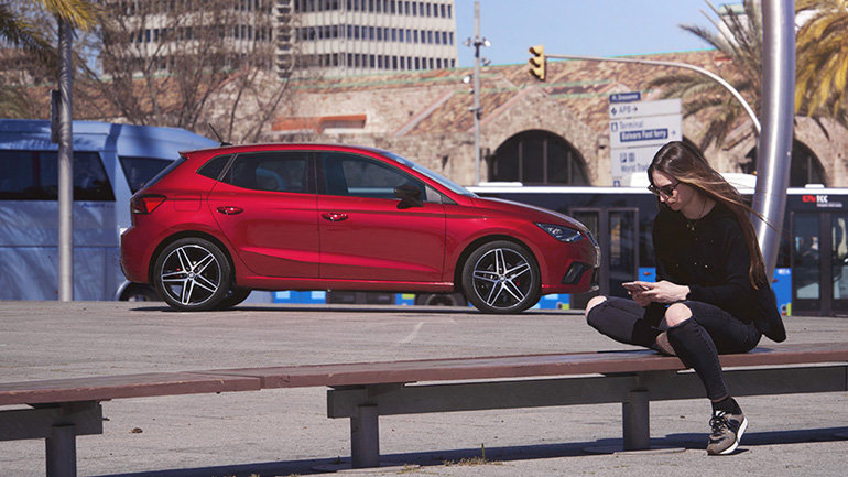 Ιδανικό για νέους σε ηλικία οδηγούς, άντρες κια γυναίκες που αναζητούν το στιλ και την απόδοση