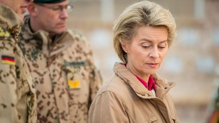 Deutsche Welle: Σε ελεύθερη πτώση η Γερμανίδα υπουργός Άμυνας;