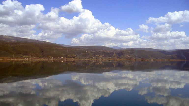 Στα σχέδια η ανάπλαση της παραλίμνιας ζώνης στην Τριχωνίδα