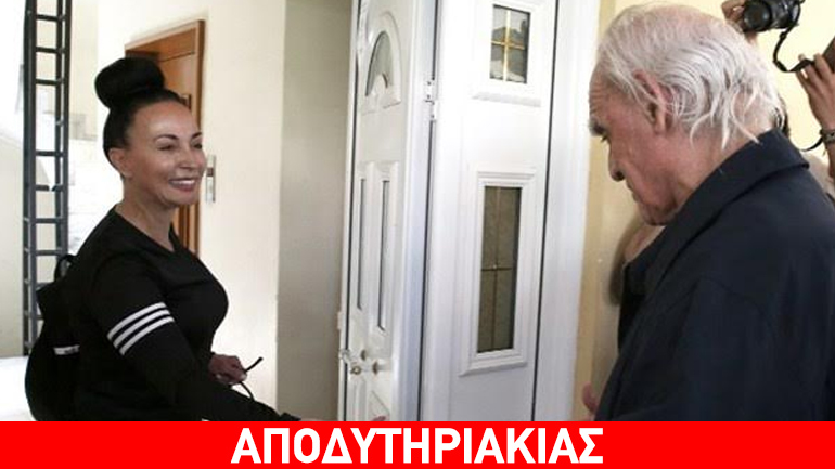 Ο Άκης δείχνει τη… γραβάτα του στον Τσίπρα