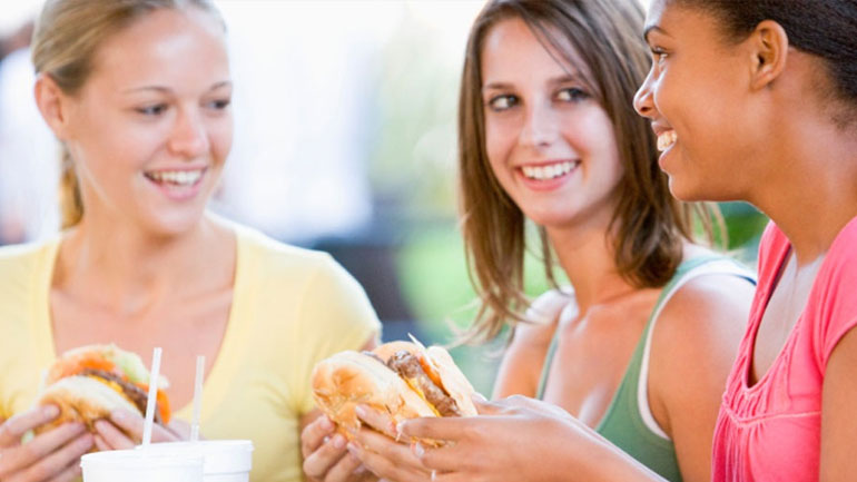 Το fast food στην εφηβεία γερνάει τον εγκέφαλο