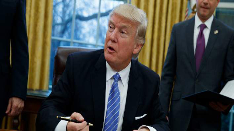 Ο Τραμπ απέλυσε τον Κόμεϊ επειδή “έχασε την εμπιστοσύνη του” Ο Τραμπ απέλυσε τον Κόμεϊ επειδή “έχασε την εμπιστοσύνη του”