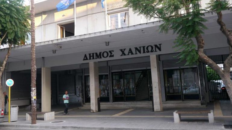 Χανιά: Παράσταση διαμαρτυρίας στο δημαρχείο για τη λειτουργία λαϊκής αγοράς έξω από σχολείο