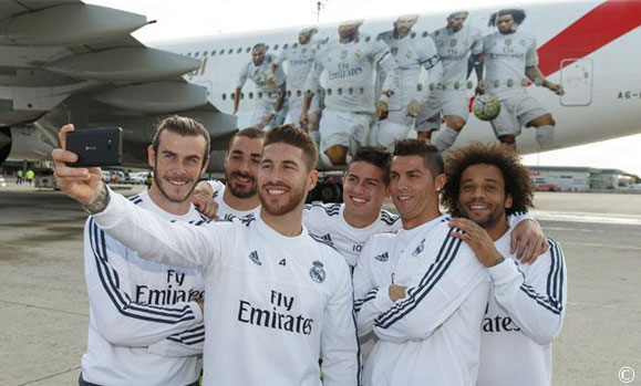 Oι παίκτες της Ρεάλ με το σήμερα της Fly Emirates να φιγουράρει στις φόρμες τους 