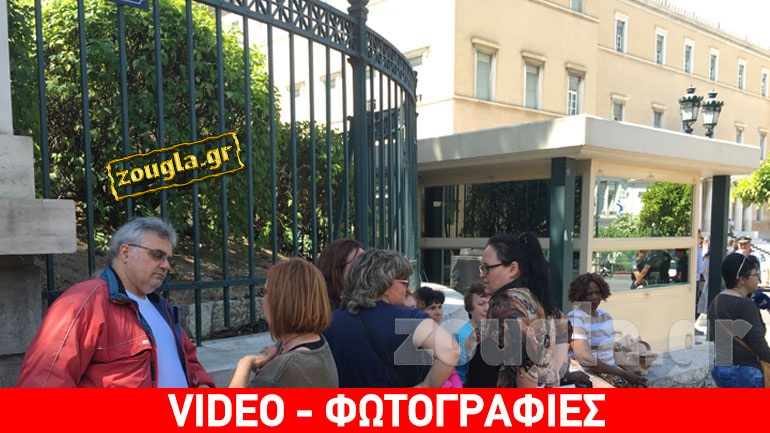 Έξω από τη Βουλή οι απολυμένες καθαρίστριες λεωφορείων της ΟΣΥ