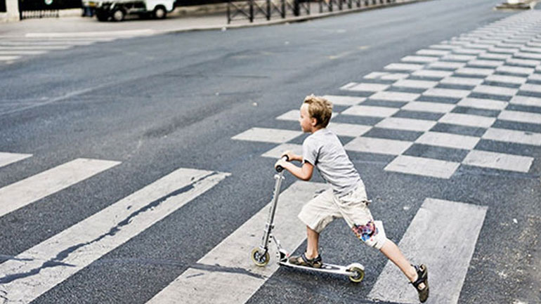 Πώς θα εξασφαλίσετε την ασφάλεια του παιδιού στον δρόμο