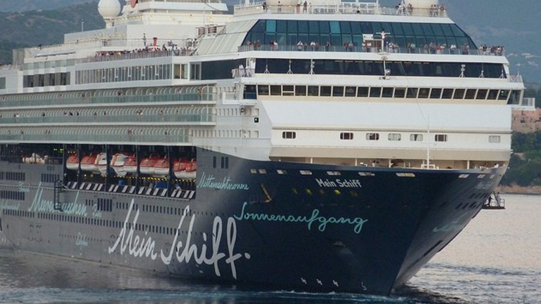 Ένα πλωτό… παλάτι στο λιμάνι της Σούδας