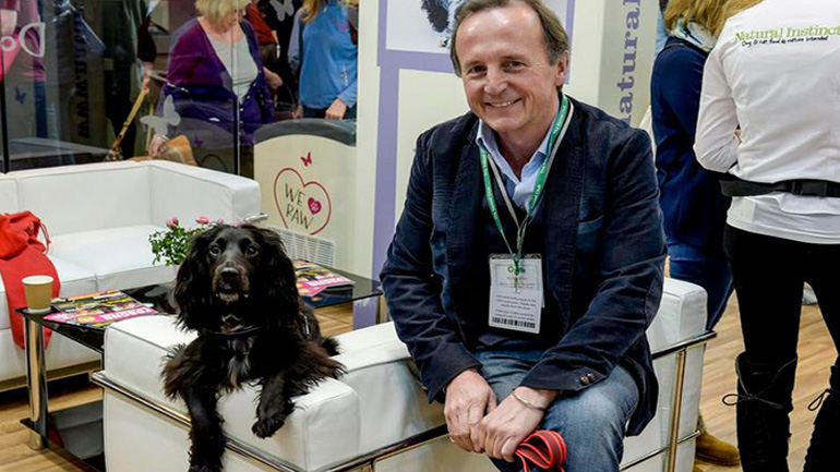 H Molly ποζάρει μαζί με τον ιδιοκτήτη της εταιρείας που εργάζεται