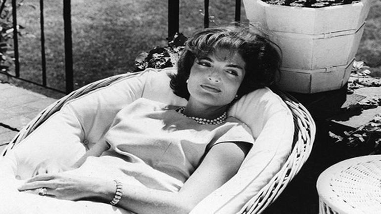 Στο “σφυρί” το ρολόι χειρός και ένας πίνακας της Τζάκι Κένεντι