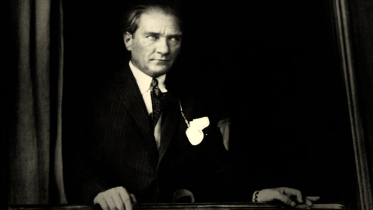 Τουρκία: Ιστορικοί χαρακτήρισαν “νόθο” τον Κεμάλ Ατατούρκ και πλέον αντιμετωπίζουν τη σύλληψη