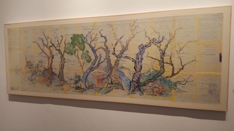 Αν μελετήσεις από κοντά τον συγκεκριμένο πίνακα θα διαπιστώσεις πως κουβαλά πάνω μία ολόκληρη ιστορία και συνδυάζει την ιστορία του εργοστασίου της Nissan στο Βόλο με τις καλλιτεχνικές εμπνεύσεις της ζωγράφου Ντένη Θεοχαράκη