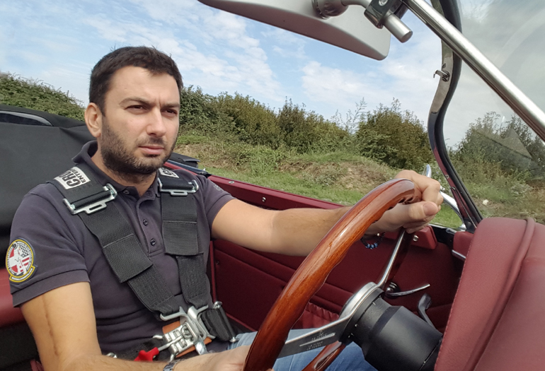 Οδηγώντας ένα RCH 356 Speedster το μυαλό ταξιδεύει αλλού...