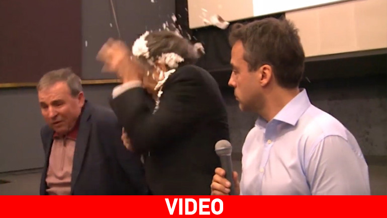 Επίθεση με… τούρτα στον φιλόσοφο Bernard-Henri Levy