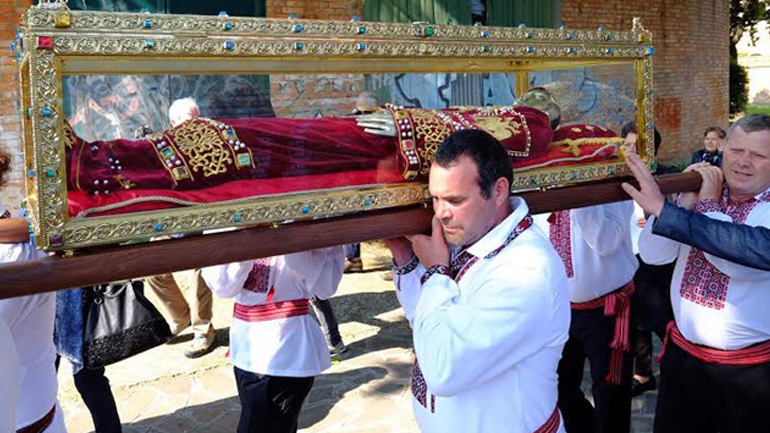 Πρώτος σταθμός, η Βασιλική του Αγίου Μάρκου για τη λάρνακα με τα τίμια λείψανα της Αγίας Ελένης