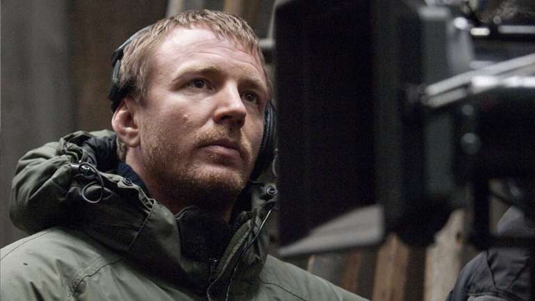 Όταν ο Guy Ritchie ήταν υδραυλικός στην Ίο