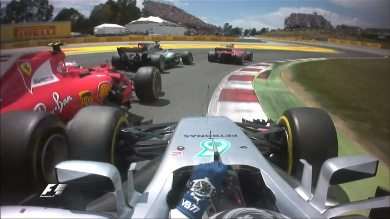 Η Ferrari του Raikkonen ακουμπά την Mercedes του Bottas...