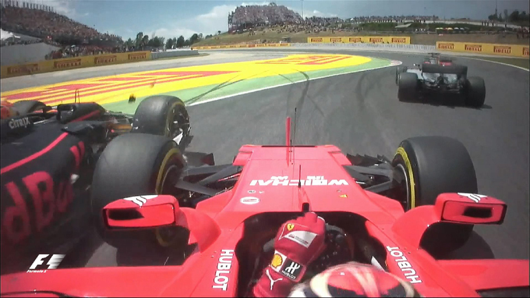 ... και με τη σειρά του το ιταλικό μονοθέσιο ακουμπά την Red Bull του Verstappen. Το αποτέλεσμα ήταν να μείνει εκτός αγώνα οι Verstappen και Raikkonen