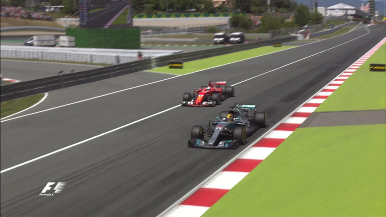 Η στιγμή που ο Hamilton προσπερνά τον Vettel...