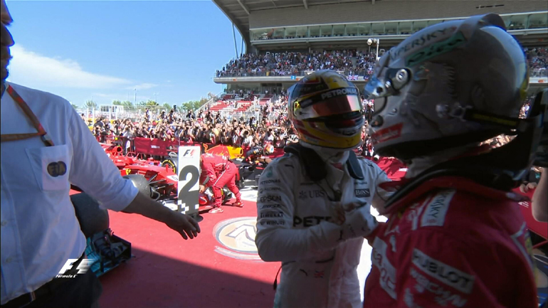 O Vettel συγχαίρει τον νικητή Lewis Hamilton