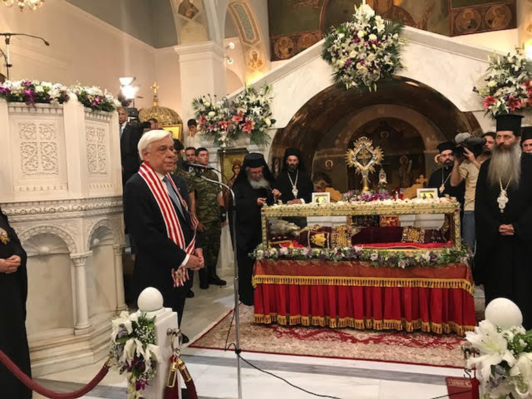 O Πρόεδρος της Δημοκρατίας δίπλα στο Ιερό Λείψανο της Αγίας Ελένης 