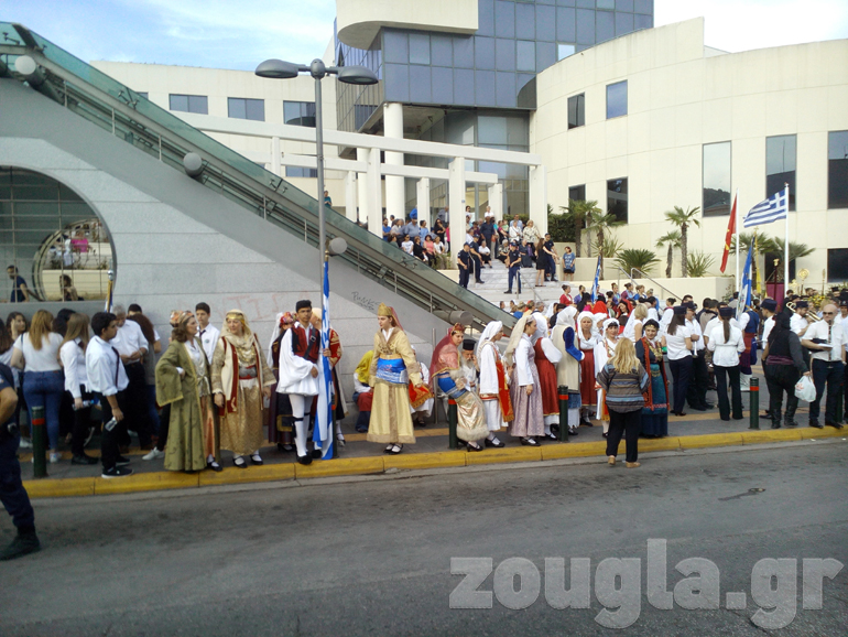 Πλήθος κόσμου στο Δημαρχείο του Αιγάλεω