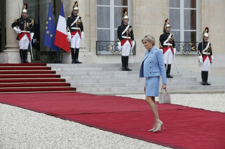 Ευδιάθετη η Πρώτη Κυρία της Γαλλίας εισέρχεται στο Προεδρικό Μέγαρο