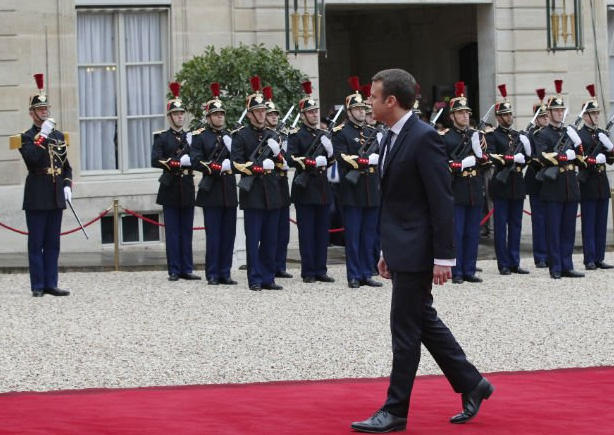 Ο Μακρόν περπατά στο κόκκινο χαλί