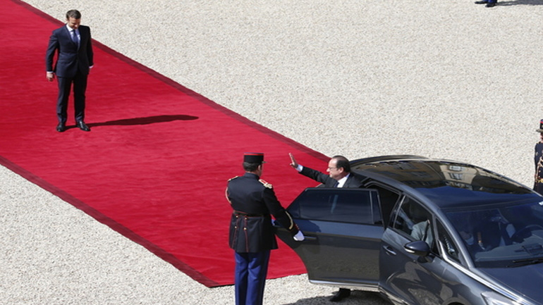 Η στιγμή που ο Ολάντ αποχαιρετά το Προεδρικό Μέγαρο και μπαίνει στο αυτοκίνητό του