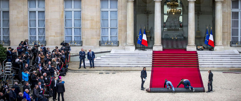 Το κόκκινο χαλί έχει στρωθεί στην είσοδο του Προεδρικού Μεγάρου