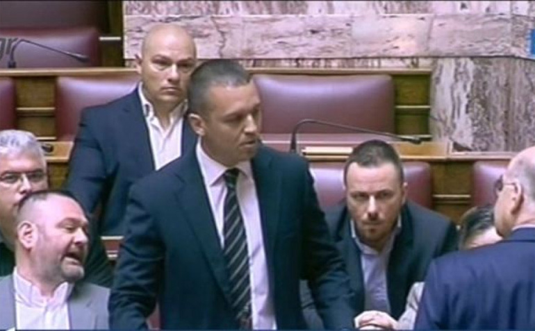 Ο Κασιδιάρης διαπληκτίζεται με τον Δένδια