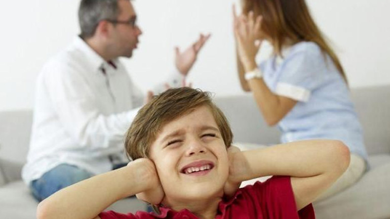 Τι δεν πρέπει να κάνετε ποτέ μπροστά στα παιδιά σας