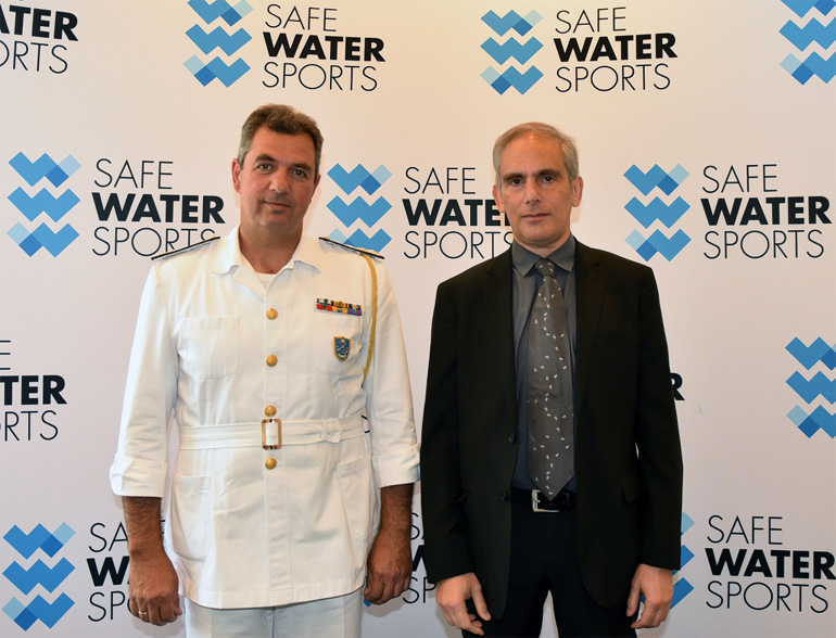 Ο πρόεδρος του σωματείου με τον αρχηγό του Λιμενικού (Φωτογραφία: Βασίλης Κουτρουμάνος / Eurokinissi Sports)