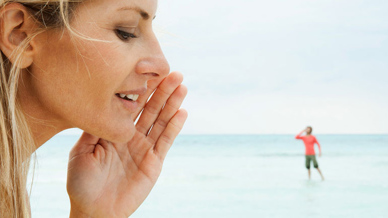 Φορητή υπερηχητική συσκευή επιτρέπει στον ομιλητή να ψιθυρίζει σε κάποιον που βρίσκεται σε απόσταση 30 μέτρων