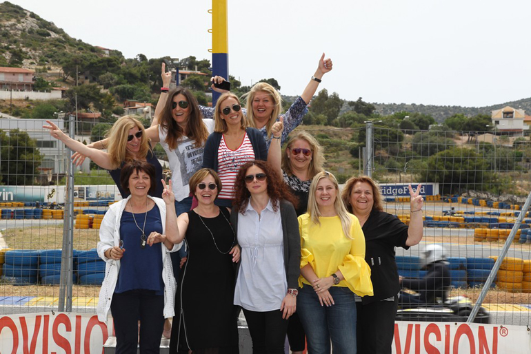 Οι γυναίκες που εργάζονται στις εισαγωγικές εταιρείες των αυτοκινήτων 