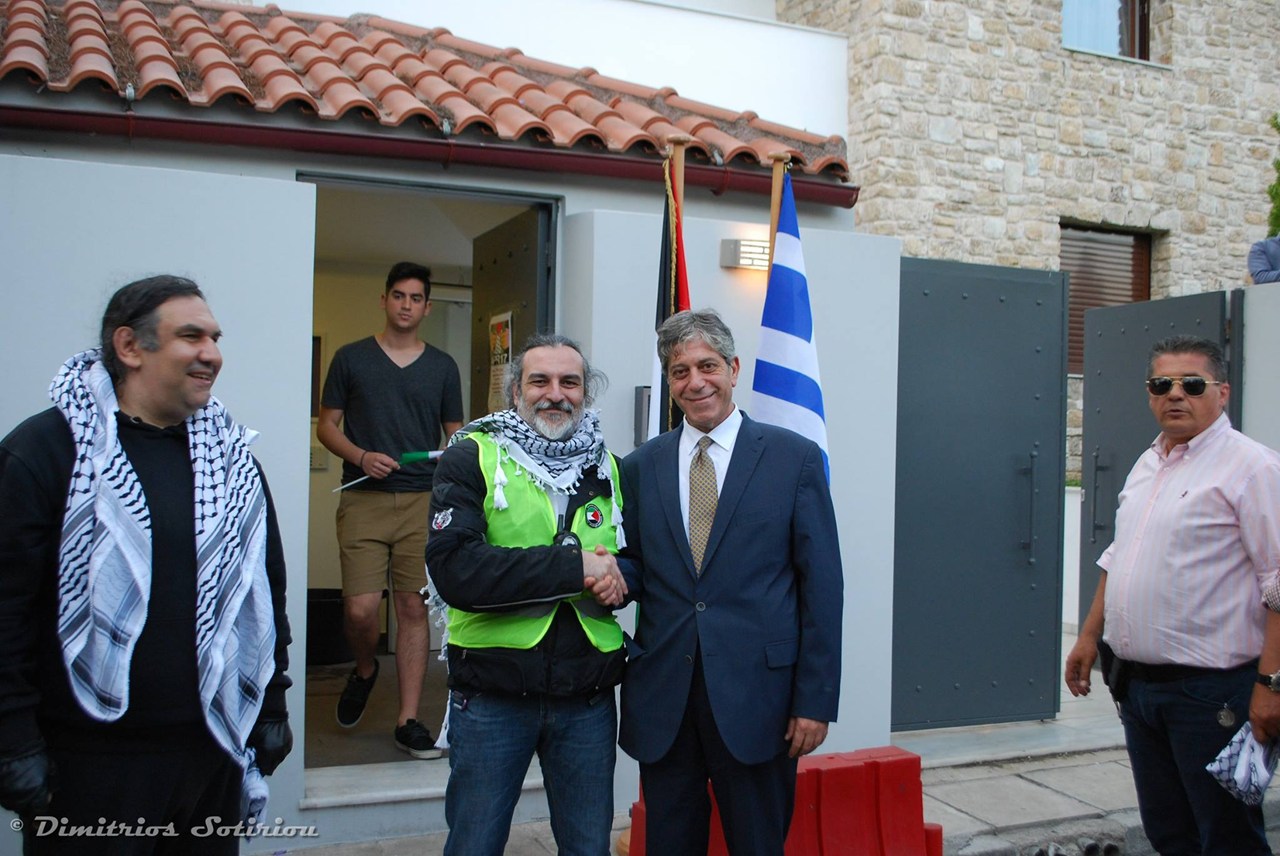 Ο φωτογράφος Δημήτρης Σωτηρίου με τον Πρέσβη της Παλαιστίνης