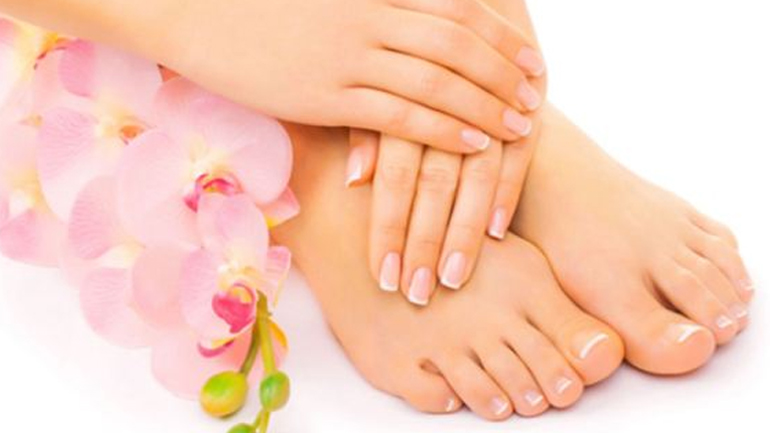 Από τις γόβες στα πέδιλα – Πώς να προετοιμάσετε τα πόδια σας σωστά