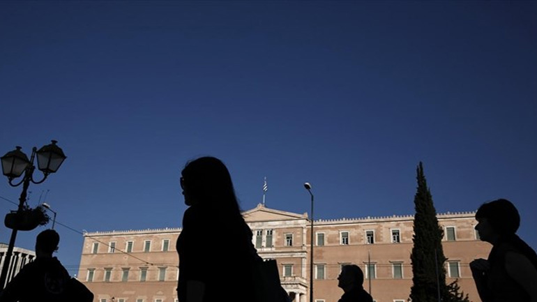 Spiegel: Η οικονομία της Ελλάδας ολισθαίνει στην ύφεση